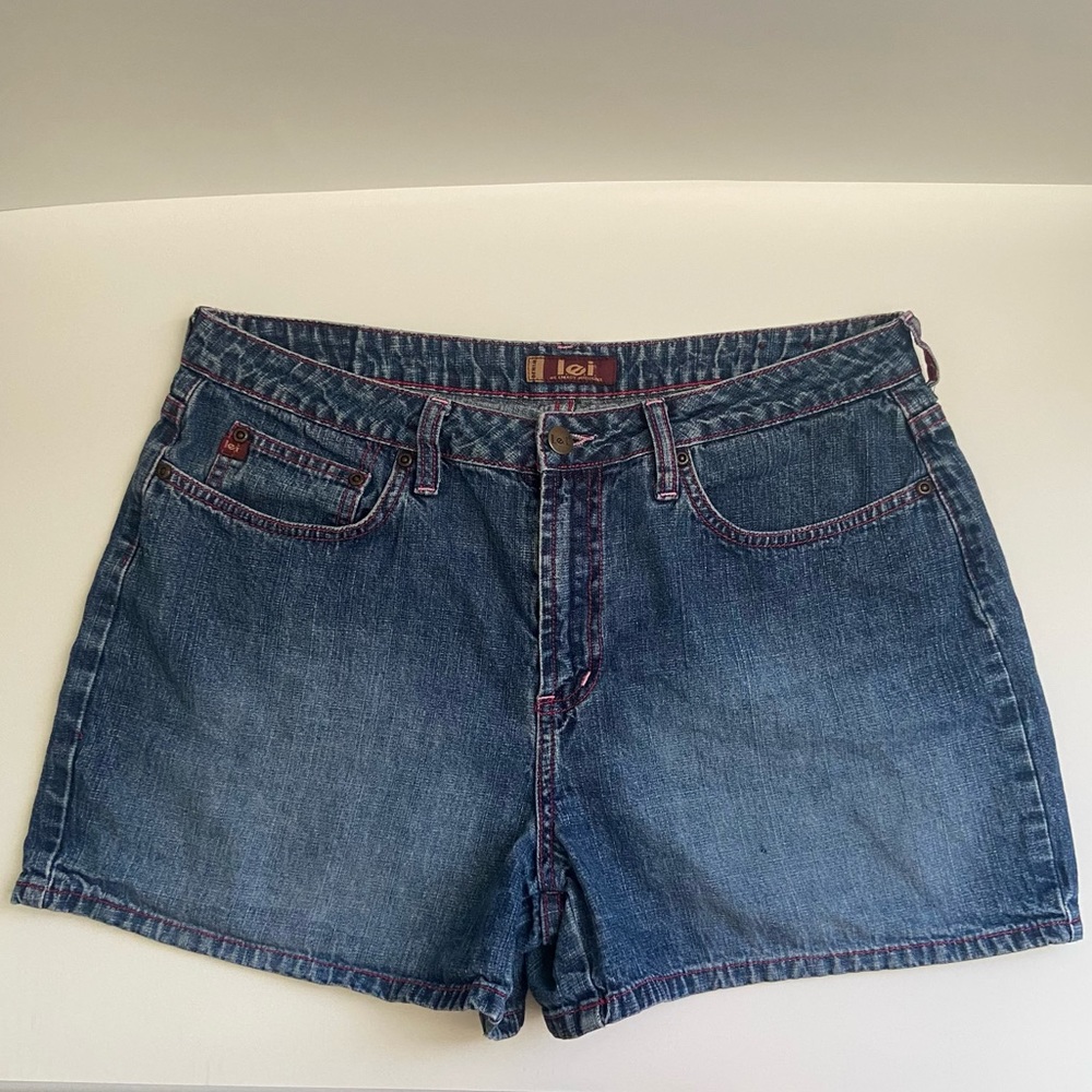 ***SOLD***L.E.I. DENIM SHORTS WITH PINK STITCHING SIZE 18 1/2 (FITS LIKE SIZE 14
